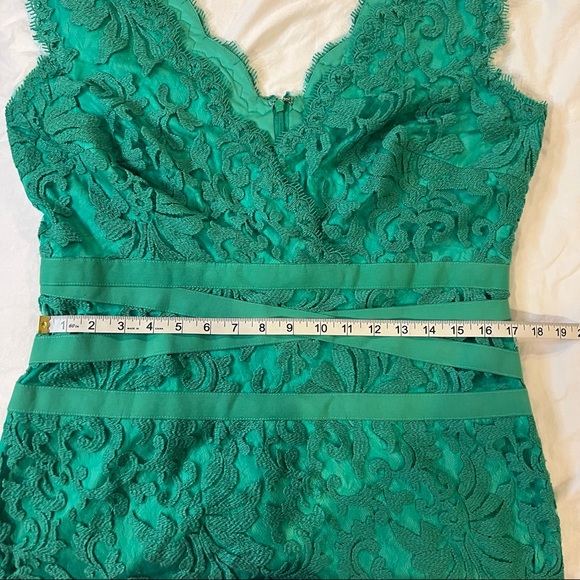 Tadashi Shoji Emerald Green V Neck Lace Sheath Dress size 16 - Picture 10 of 16